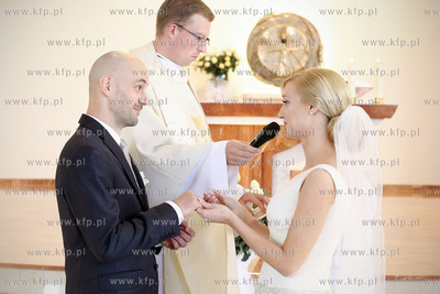 Slub Agnieszki Dabkowskiej i Wojtka Figurskiego w kosciele...