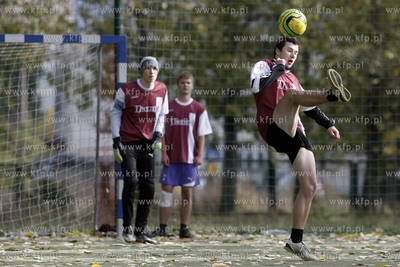 Gdansk Zaspa. Pilkarski turniej dzikich druzyn Do przerwy...