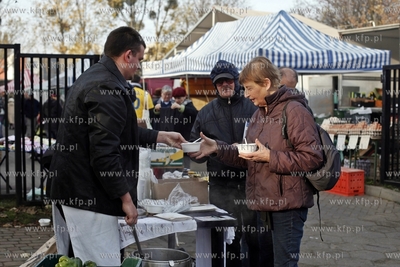Kampania wyborcza do samorzadu na targowisku miejskim...