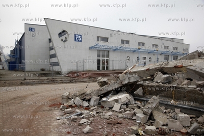 Wyburzanie hal wystawienniczych Miedzynarodowych Targow...