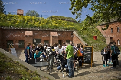 Gdańsk. Centrum Hewelianum. Obserowanie zjawiska przecinania...