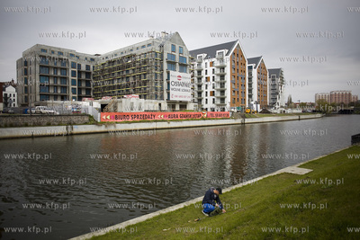 Gdańsk. Dolne Miasto. Apartamenty Aura wzdłuż rzeki...