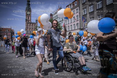 Gdańsk. ul. Długa i Długi Targ. Parada na zakończenie...