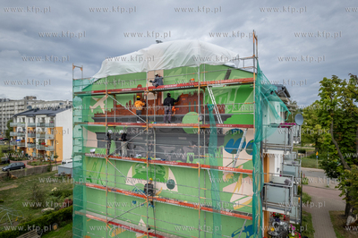 Powstaje mural na budynku przy ulicy Michny 9 w Gdańsku....