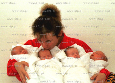 Gdanskie czworaczki i ich szczesliwa mama Iwona Szarmach...