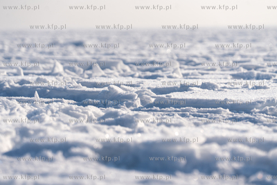 Zima na Mierzei Wiślanej. Widok na zamarznięty Zalew...