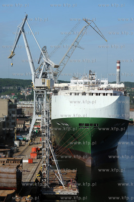 Port w Gdyni. Widok z promu Stena Baltica. n/z 199-metrowy...