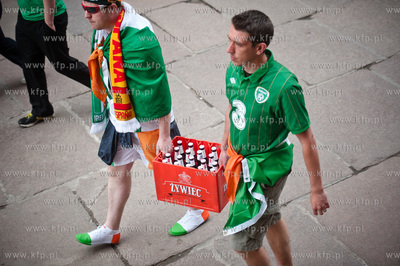 Gdansk. Ulica Dluga. Tlumy kibicow z Hiszpanii i Irlandi...