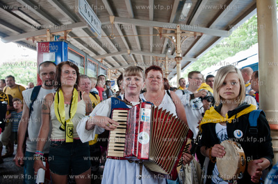 Sopot. Dworzec PKP. Pociag Transcassubia przywozl grupy...
