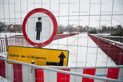Gdansk. Zamknieta dla ruchu pieszych kladka nad torami...