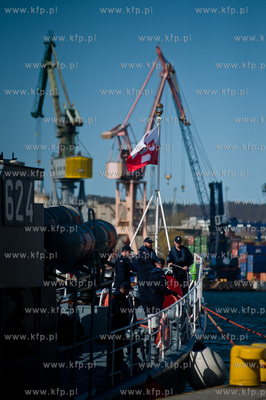 Gdynia. Oksywie. Port Marynarki Wojennej. Powrot niszczyciela...