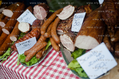 Gdansk. Plac przed siedziba Polskiego Zwiazku Wedkarskiego...