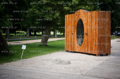 Sopot. Zatoka Sztuki. Odnowiona drewniana szafa projektu...