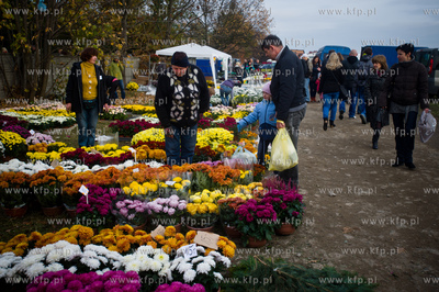 Gdansk. Cmentarz Lostowicki. Swieto Zmarlych. Nz stoiska...
