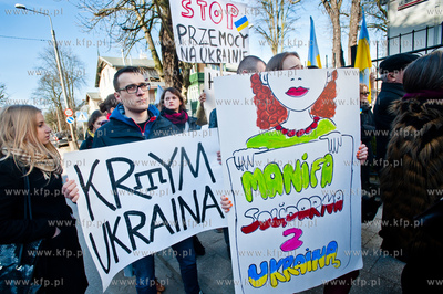 Gdansk. Pikieta osob solidarnych z Ukraina, zorganizowana...