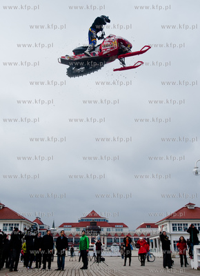 Sopot. Skok norwega Stiana Pedersena na skuterze snieznym...