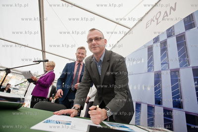 Gdynia. Uroczystosc podpisania aktu erekcyjnego i wmurowanie...