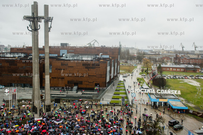 Gdansk. Plac Solidarnosci. Wiec dla obrony demokracji...