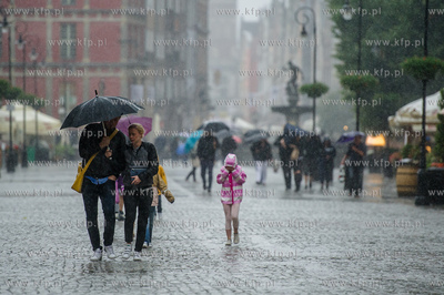 Gdańsk. Długi Targ. Intensywne opady deszczu i silne...