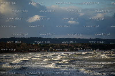 Gdańsk. Silny wiatr oraz wysokie fale na Zatoce Gdańskiej....