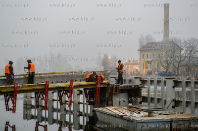 Gdańsk. Budowa zwodzonej kładki na wyspę Ołowianka....