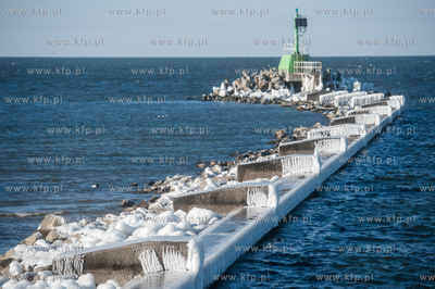 Gdańsk. Słoneczna, jednak mroźna pogoda na plaży...