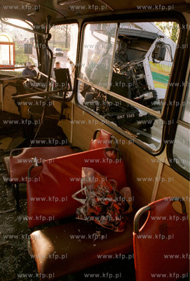 Wypadek TIR-a i autobusu w Legowie . 27.10.98. Fot....