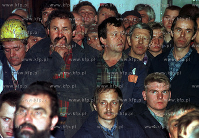 Wiec w Stoczni Gdanskiej w sali BHP po decyzji sadu...