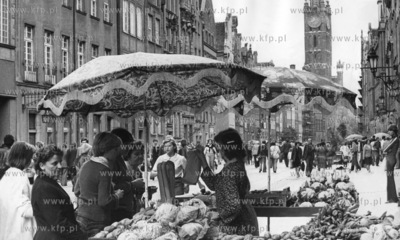 Stragan z warzywami na ul. Dlugiej w Gdansku. 08.1979...
