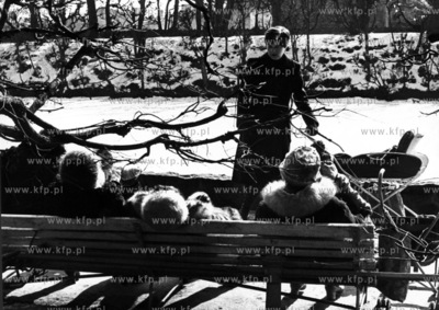 Blizej wiosny w Parku Oliwskim. 1.03.1983 odb_11_02_6...