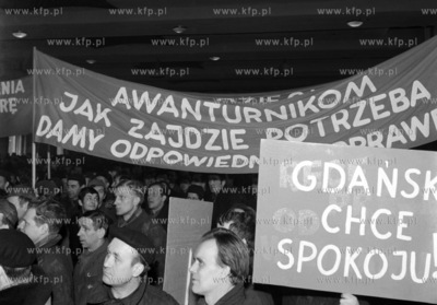Wiec przeciwko wydarzeniom marcowym '68 w swietlicy...