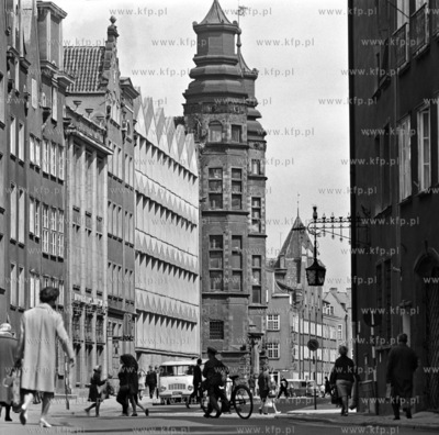 Ulica Tkacka w Gdansku. Po lewej Zbrojownia. 04.1971...