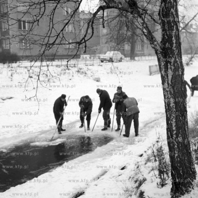 Usuwanie nadmiaru lodu na Kanale Raduni w Gdansku.
01.1970
0002787z_styczen1970
Fot....