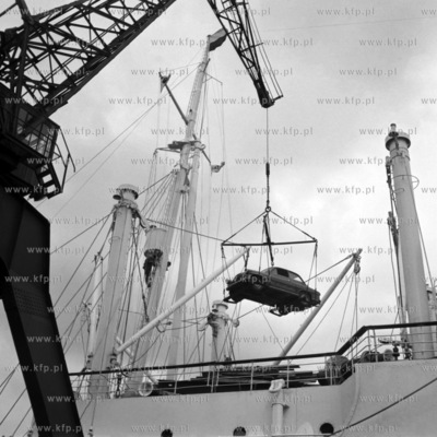 Wyładunek samochodu z pokładu transatlantyka Batory...