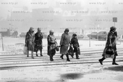 Zaśnieżone przejście dla pieszych na Podwalu Staromiejskim...