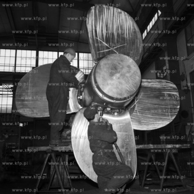 Montaż śruby napędowej w Stoczni Gdańskiej. (lata60).
1963
0003794z...