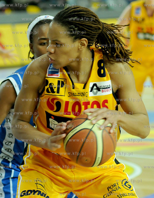 Monique Currie, (numer 8) czolowa zawodniczka zawodowej...