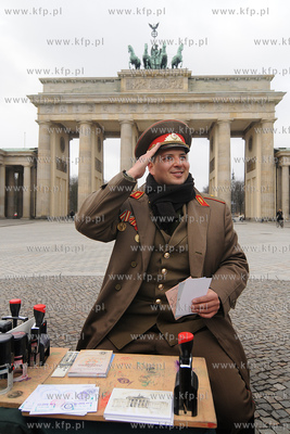 Berlin. Ukrainiec w mundurze rosyjskiego zolnierza...