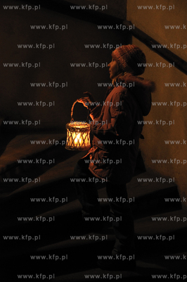 Adwent w kosciolach chrzescijanskich to okres trwajacy...