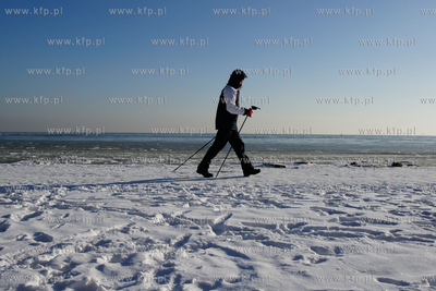 Mrozny poranek w Gdyni Orlowie. Nz. nordic walking...