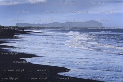 Islandia krajobraz wyspy, czarna plaza w Vik, czerwic...