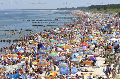 Tlum plazowiczow w samo poludnie na plazy w Mielnie.
04.07.2010
Fot....