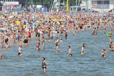 Tlumy turystow i plazowiczow na plazy w Gdyni Srodmiesciu
11.07.2010
Fot....