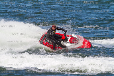 Sloneczna letnia pogoda sprzyjala wypoczynkowi na plazy...