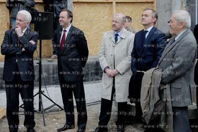 Zawieszenie wiechy na Teatrze Muzycznym w Gdyni. Nz....