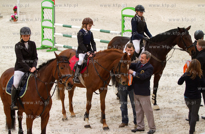 Pierwszy dzien Halowych Regionalnych Zawodow w Skokach...