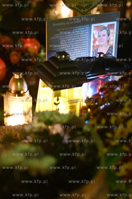 W zaduszkowy wieczór na cmentarzu parafialnym w Gdyni...