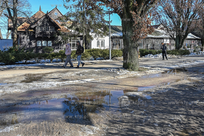 Sopot. Nieuprzątnięty śnieg topnieje tworząc kałuże...