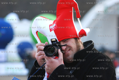 Gdynianie kibicuja przed ustawionym na Placu Grunwaldzkim...