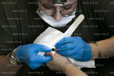 Tatuaż wykonywany metodą handpoke. 25.03.2022 fot....